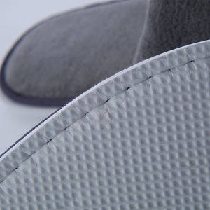 Vente en gros de chaussons d'hôtel luxueux en velours doux et premium avec logo personnalisé chaussons jetables unisexe en molleton de corail pour femmes chaussons de spa d'hôtel - Product Image 2