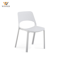 Chaises de salle à manger empilables en plastique léger de style nordique pour restaurants et événements extérieurs – Vente en gros