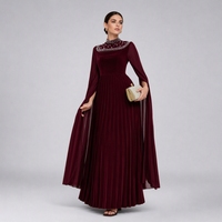 Robe de soirée longue plissée bordeaux unie pour femme, ornée de diamants et de perles, à col montant, manches longues évasées et fente fluide