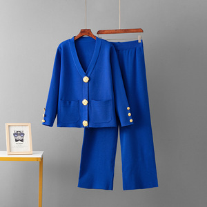 Ensemble de costume en tricot 2 pièces OEM pour femme, cardigan à boutons dorés, col en V, pull-over, short ample avec poches, logo personnalisé, couleur au choix - Product Image 2