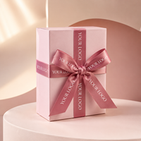 Boîtes cadeaux rectangulaires télescopiques en carton rose personnalisées, imprimées, de luxe, avec ruban rose, logo en relief et papier de soie, de la marque Cailyn.