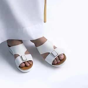 SHIKOL Sandales arabes blanches Dubaï personnalisées en <span class=keywords><strong>cuir</strong></span> de veau grain <span class=keywords><strong>souple</strong></span> véritable du Golfe pantoufles ODM OEM cousues à la main pour hommes sandales arabes - Product Image 1