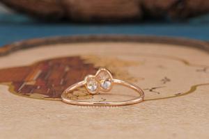 แหวนรูปไข่ประดับเพชรสองเม็ด ดีไซน์หรูหรา งานแฮนด์เมด ประกายเพชรระยิบระยับ ดีไซน์เหนือกาลเวลา เหมาะสำหรับเป็นของขวัญ - Product Image 2