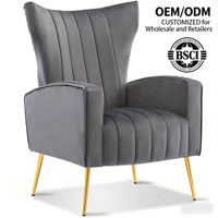 Fauteuil Chesterfield à dossier haut en tissu gris avec design moderne, détails capitonnés et pieds dorés pour le mobilier de salon