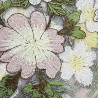 Tissu en dentelle brodée de fleurs roses et jaunes de style vintage |   Tissu en maille légère et transparente pour robe d'été, chemisier et tenue de soirée