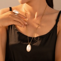 Parures de bijoux fantaisie plaquées or en acier inoxydable avec pendentif ovale en perle de coquillage, collier, boucles d'oreilles et bagues – Ensemble de 3 pièces pour femme