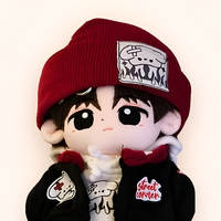 Poupée en peluche streetwear personnalisée, bonnet rouge, veste noire, patch patte, pieds, cadeau de collection pour fans, vente en gros
