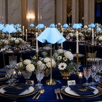 Lampe de table LED portable rechargeable avec abat-jour à volants bleu, interrupteur tactile, base en fer doré pour la décoration de mariage, banquet, événement, fête