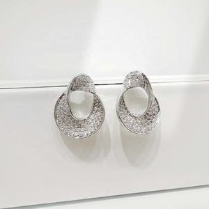 Precio de fábrica: Pendientes grandes geométricos de plata 925, a la moda, gruesos, para mujer, estilo occidental, exagerados y únicos. - Product Image 1