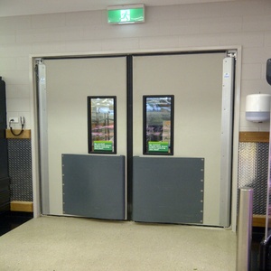 Puerta de Tráfico para Cocina, Duradera, de Acero Inoxidable, Abatible, con Resistencia a Impactos de Goma Negra - Product Image 1