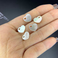 Accessoires de bijouterie en nacre blanche personnalisée de qualité supérieure, forme cœur double plat, Ousibei SA-16, en sachet OPP