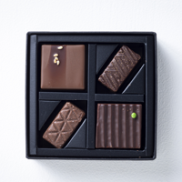 Boîte à chocolat noire de luxe personnalisée avec revêtement doux au toucher, laminage mat, séparateur rigide, aimant décoratif en carton