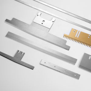 KB Personalizado OEM Embalagem Máquina De Vedação Facas Em Linha Reta Serrilhada Toothed Cutting Blade Esmagamento Pneumático Faca Slitter Facas - Product Image 1