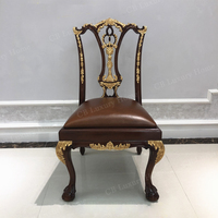 Chaise de salle à manger Chippendale britannique de luxe, chaise en bois massif faite à la main avec des sculptures dorées et une sellerie en cuir