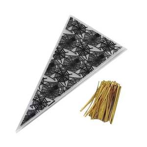 Sac cadeau d'Halloween triangulaire avec éléments d'horreur, idéal pour emballer les biscuits et les bonbons - Product Image 3