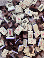 Nouvelle Collection 2026 : Jeu de Mahjong Américain en Acrylique Gravé Effet Écaille de Tortue Violette avec Tapis, Supports et Table de Jeu – Cadeau Idéal pour le Divertissement