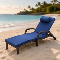 Chaise longue d'extérieur en rotin avec coussin en polyester hydrofuge, structure en fer, lit de soleil inclinable pour piscine, patio, plage, OEM ODM