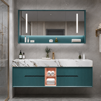 Meuble-lavabo mural moderne vert sarcelle cannelé avec vasque, armoire miroir LED et étagère ouverte pour projet hôtelier