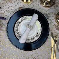 Plaques de chargeur de mariage noires de 13 pouces avec plaques de fond en plastique gravées pour la décoration de fêtes et d'hôtels