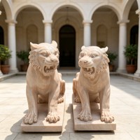 Par de Leones de Mármol Beige con Escudo, Estatuas Europeas de Leones Sentados para Decoración de Puertas de Villas y Patios