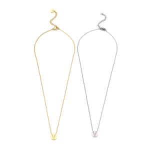 Collana con Ciondolo a Forma di Lettera V in Acciaio Inossidabile Angelina, Placcata in Oro, Gioiello Minimalista da Donna per Uso Quotidiano - Product Image 1
