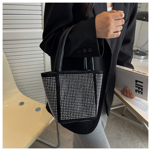 กระเป๋าผู้หญิงสะพายไหล่ข้างเป็นถังสายโซ่เพชร Z0166 - Product Image 1