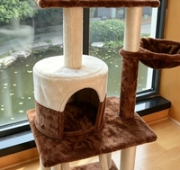 Arbre à chat bicolore avec niche ronde fermée, hamac latéral en tissu, échelle à marches en sisal et plusieurs colonnes en sisal pour animaux de compagnie