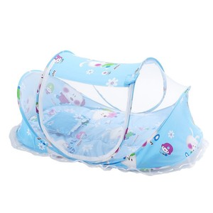 Ensemble de literie pour bébé en tissu doux à motifs de dessins animés 100% polyester - Comprend une moustiquaire pliable antistatique, un drap de lit et une housse de couette 3 pièces - Product Image 1