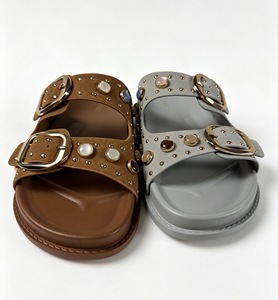 <span class=keywords><strong>Sandales</strong></span> plates en <span class=keywords><strong>cuir</strong></span> PU à double boucle pour femmes avec logo personnalisé, ornées de strass et de bijoux, tongs d'été tendance pour femmes, vente en gros - Product Image 2
