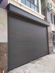 Porte à enroulement moderne en aluminium coupe-vent avec isolation thermique pour terrasse <span class=keywords><strong>de</strong></span> <span class=keywords><strong>café</strong></span> en vue sur la montagne, protection extérieure - Product Image 2