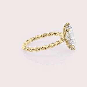 Anillo de Compromiso con Diamante Cultivado en Laboratorio, Corte Marquesa, con Banda de Cuerda Trenzada en Oro Amarillo de 18k - Product Image 3