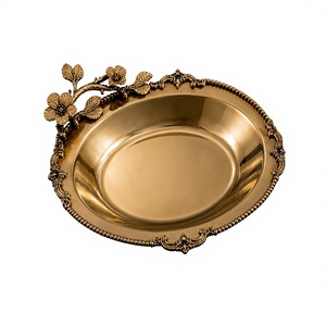 Bol de service décoratif en or luxueux avec poignée sculptée en forme de fleur |   Bol à fruits et centre de table en métal de qualité supérieure - Product Image 1