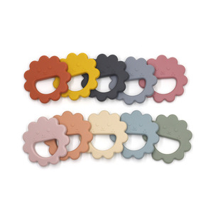 Vente chaude <span class=keywords><strong>de</strong></span> qualité alimentaire Silicone fleur <span class=keywords><strong>anneau</strong></span> <span class=keywords><strong>de</strong></span> <span class=keywords><strong>dentition</strong></span> hochet bébé <span class=keywords><strong>anneau</strong></span> <span class=keywords><strong>de</strong></span> <span class=keywords><strong>dentition</strong></span> mâcher sucette jouets bricolage Chic Design - Product Image 2