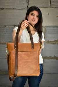 Sac fourre-tout en cuir de qualité supérieure avec compartiment pour ordinateur portable et rangement organisé pour femmes professionnelles, disponible au prix d'exportation - Product Image 4