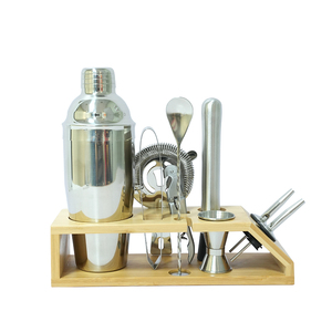 Juego de coctelera mezcladora de barra de acero inoxidable de 10 piezas al por mayor con soporte de bambú para bebidas de fiesta caseras - Product Image 2