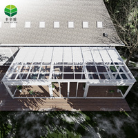 Maison conteneur moderne à toit incliné avec cadres blancs et verre isolant vert pour villa, jardin extérieur et véranda