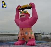 Vente directe d'usine gorille gonflable rose de 20 pieds tenant une voiture avec logo personnalisé