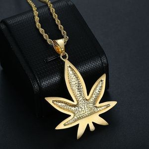Vente en gros <span class=keywords><strong>de</strong></span> nouveaux pendentifs en acier inoxydable plaqué or en forme <span class=keywords><strong>de</strong></span> feuille d'érable tendance hip-hop pour ensemble <span class=keywords><strong>de</strong></span> bijoux - Product Image 5