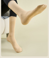 Chaussettes de yoga à bord festonné avec logo personnalisé pour femmes, antidérapantes, pour Pilates, avec grip, chaussettes de barre à volants, chaussettes de yoga côtelées en coton