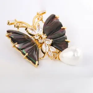 Broche de liga de borboleta de pedra com zircônias pérola de concha preta elegante personalizada moda feminina cristal para presentes de festas de casamento