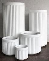 Jardinières élégantes en ciment blanc à rayures, pots de fleurs d'extérieur en fibre de verre, pots de plantes d'intérieur et d'extérieur en fibre de verre, vente en gros