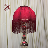 Lampe de table ZKAI de haute qualité pour centre de table de mariage, avec lumière LED, pompon rouge, support métallique et housse en tissu, idéale pour les fêtes