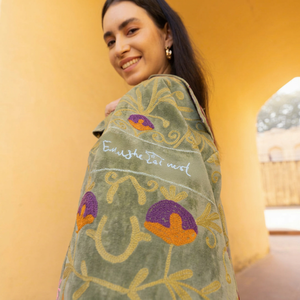 Veste pour femmes Suzani en velours de coton vert sauge, brodée multicolore, avec une sophistication rafraîchissante pour la tenue d'hiver - Product Image 6