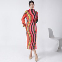 Robe mi-longue rayée haut de gamme Miyake, nouvelle collection automne 2025, col montant, manches longues, coupe droite moderne, taille élastique, lavable