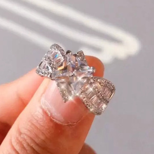 Anello scintillante con taglio quadrato per donna, elegante e delicato gioiello da dito alla moda - Product Image 2