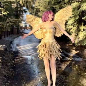 Costume d'ailes de fée en plumes dorées <span class=keywords><strong>pour</strong></span> femmes <span class=keywords><strong>pour</strong></span> <span class=keywords><strong>un</strong></span> look luxueux lors des carnavals et des festivals - Product Image 1
