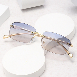 S2685 Designer <span class=keywords><strong>Marque</strong></span> Femmes Lunettes <span class=keywords><strong>De</strong></span> <span class=keywords><strong>Soleil</strong></span> Protection <span class=keywords><strong>De</strong></span> L'environnement <span class=keywords><strong>Pas</strong></span> <span class=keywords><strong>Cher</strong></span> Hommes Rétro <span class=keywords><strong>De</strong></span> Luxe En Métal <span class=keywords><strong>De</strong></span> Forme Carrée Sans Monture Lunettes <span class=keywords><strong>De</strong></span> <span class=keywords><strong>Soleil</strong></span> - Product Image 1