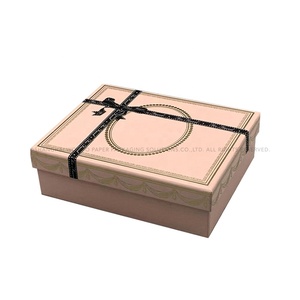 Scatola Rigida Speciale per Bracciali <span class=keywords><strong>con</strong></span> Monogramma in Rilievo e Stampa a Caldo in Oro Rosa, Laminazione Lucida, Bordo Goffrato e Stampa in Lamina d'Oro - Product Image 3