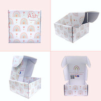 Boîtes d'expédition en carton ondulé personnalisées à faible MOQ pour l'emballage de vêtements et de chaussettes avec laminage mat, gaufrage et matériaux recyclés