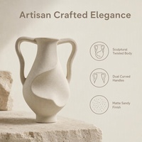 Vase en céramique délicat fait main, finition mate sable beige, corps torsadé à double poignée 3D, accessoires pour la maison en stock